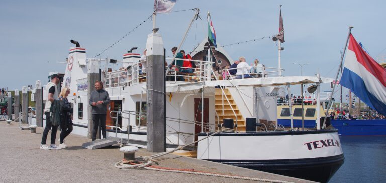 opstappen op de TX44 in de waddenhaven van Oudeschild