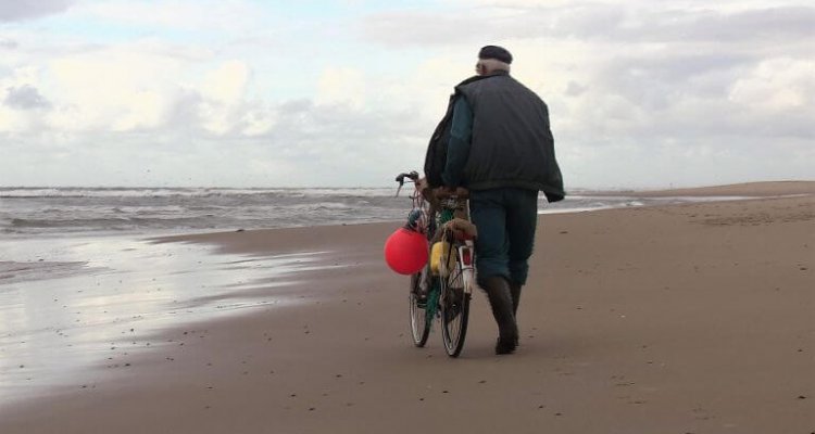 Een jutter op het strand van Texel