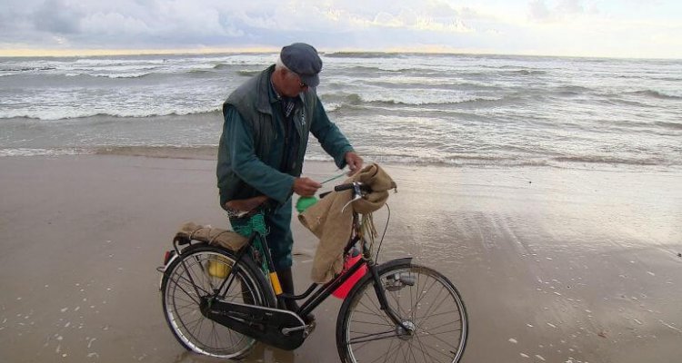 Een jutter op het Texelse strand