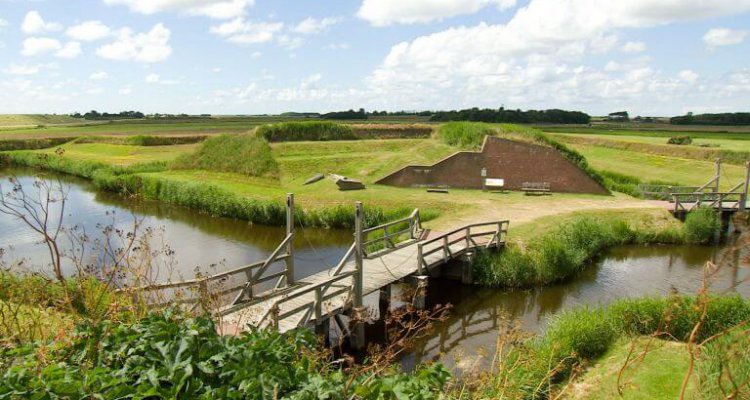 Fort De Schans bij de Waddenzeedijk