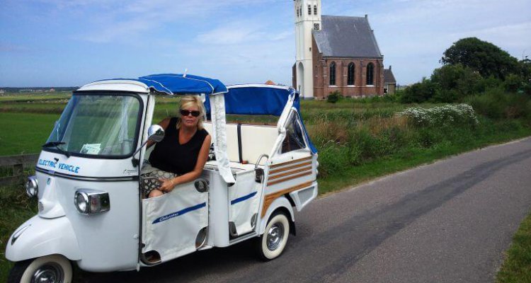 TukTuk bij het Hoornder kerkje