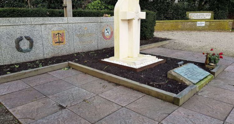 Monument en gedenksteen bij de Georgische begraafplaats