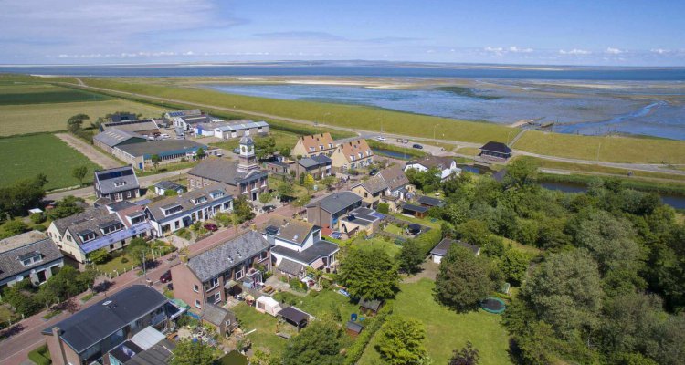 De Cocksdorp van boven, met uitzicht op het wad