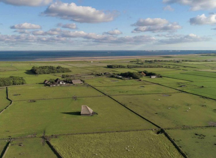 Luchtfoto van het boerenland nabij De Hogeberg op Texel