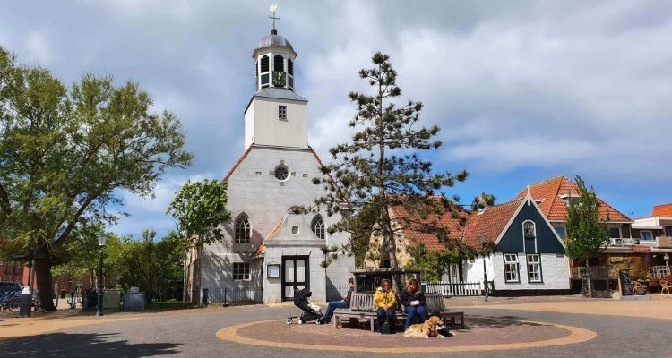 Het kerkje middenin De Koog