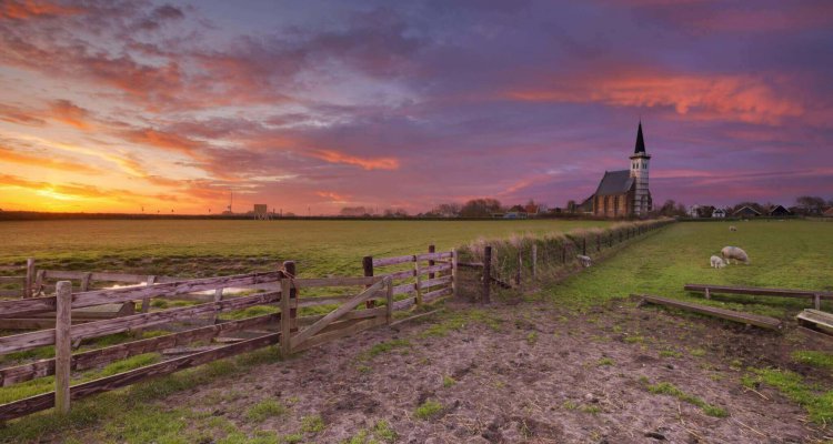 Zonsopgang bij het kerkje van Den Hoorn