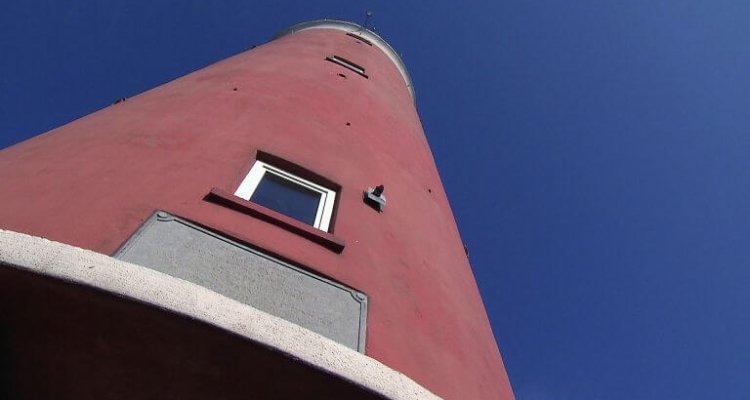 De Texelse vuurtoren in de blauwe lucht