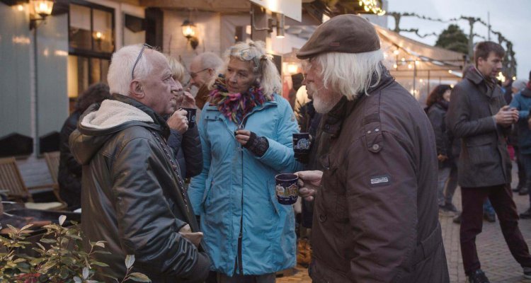 Gezelligheid op straat bij de Strender Kerstmarkt