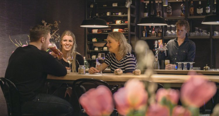 Een drankje bij Hotel Op Diek