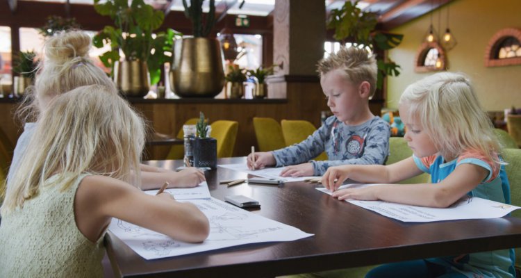 Tafelen met het hele gezin bij Oranjerie 't Vogelhuis