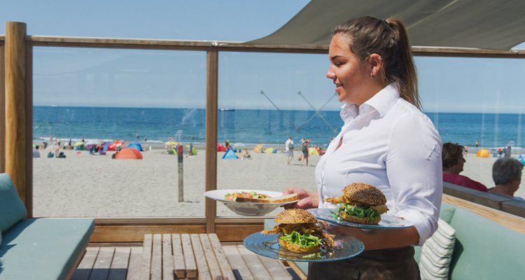 Gastropaviljoen XV op het terras wordt geserveerd