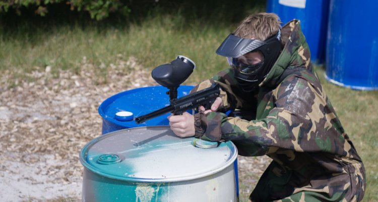 verfballetjes schieten bij Paintball Texel