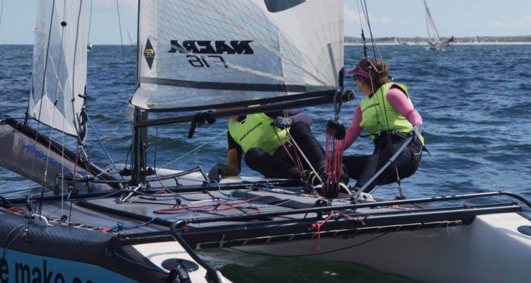 Race team op catamaran