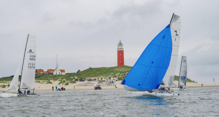 Catamarans rond Vuurtoren bij Ronde om Texel