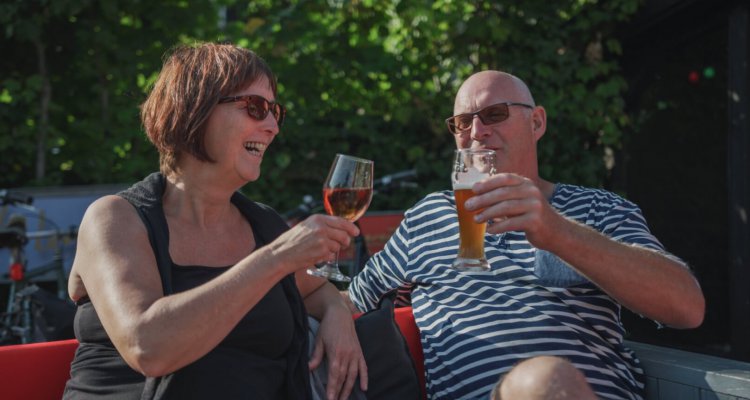 een biertje op het terras van De Toegift in Den Hoorn