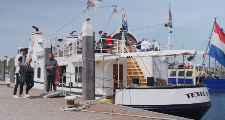 opstappen op de TX44 in de waddenhaven van Oudeschild